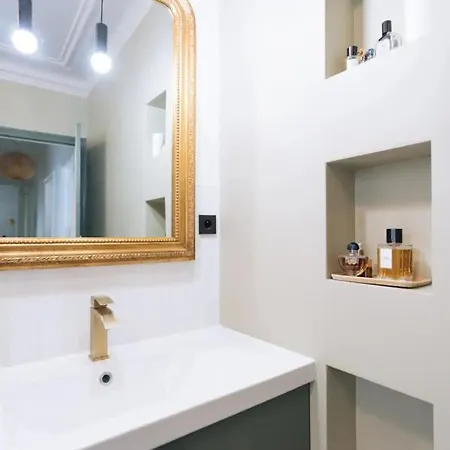 Charming 3bd Apart In The Heart Of Apartment *